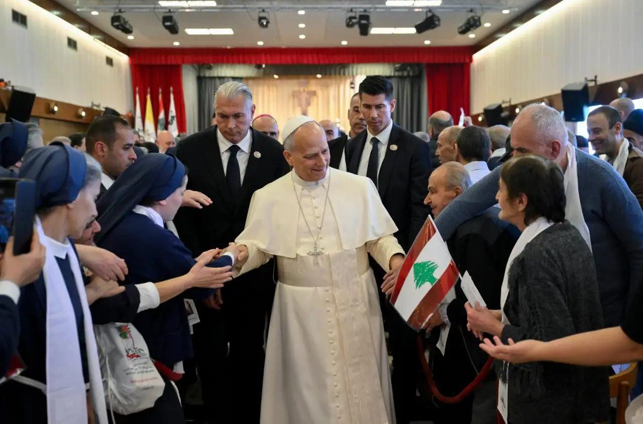 البابا لاوُن الرابع عشر يبدأ آخر أيام زيارته الرسولية إلى لبنان بزيارة مستشفى دير الصليب للأمراض النفسية والعقلية في جل الديب