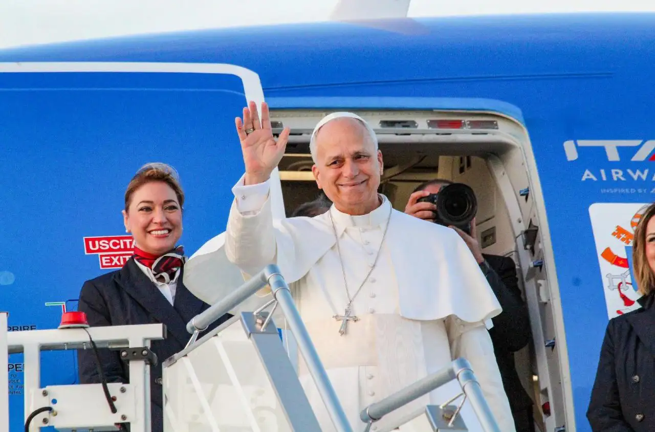 البابا لاوُن الرابع عشر يغادر روما ليبدأ زيارته الرسولية الأولى