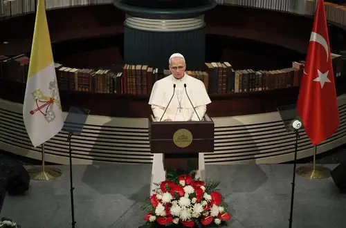 البابا لاوُن الرابع عشر يلتقي الرئيس التركي والسلطات وأعضاء السلك الدبلوماسي في تركيا