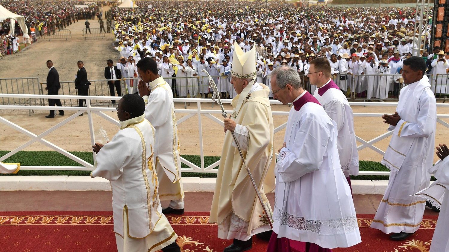 البابا يحتفل بالقداس الإلهي في أبرشيّة سواماندراكيزاي