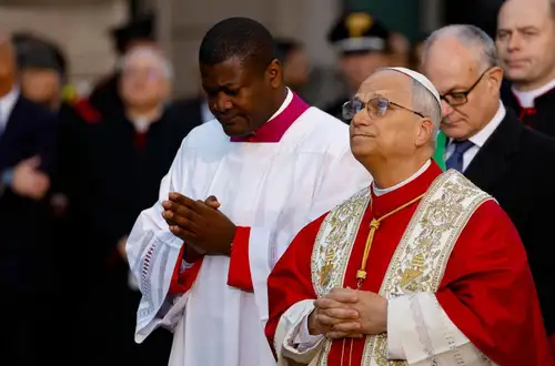 ساعِدينا يا مريم لِنَكونَ دائماً كنيسةً مَعَ النَّاسِ وبينَهُمْ، خَميرة في عَجينِ بَشريَّةٍ تَستَغيثُ طالِبةً العَدالَة والرَّجاءَ