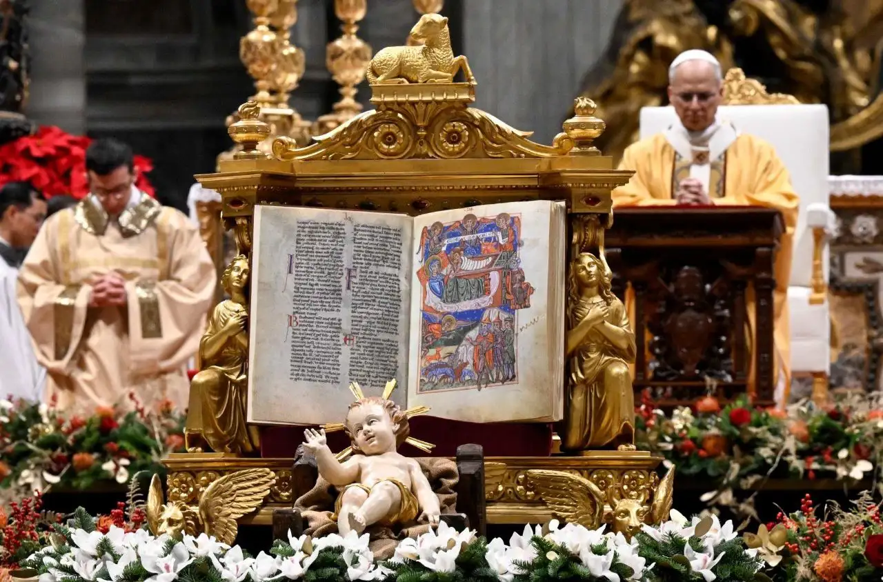 في الطفل يسوع، يهب الله العالم حياةً جديدة