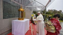 البابا يزور نصب الشهداء في ناغازاكي