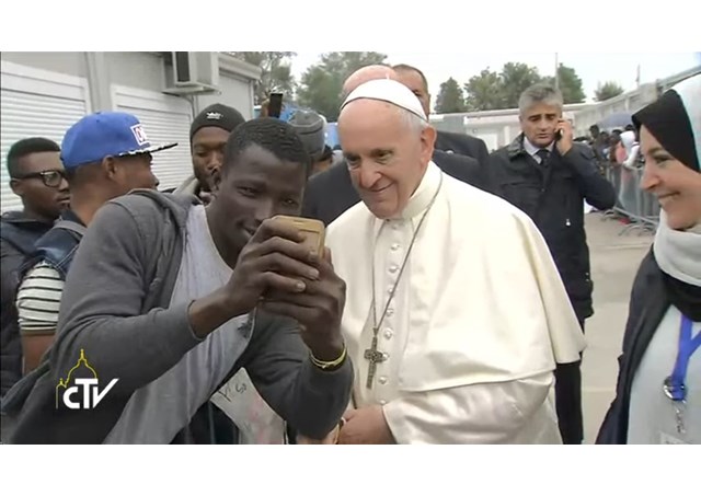 البابا يصل إلى بولونيا ويلتقي باللاجئين والمهاجرين في مركز ماتيي