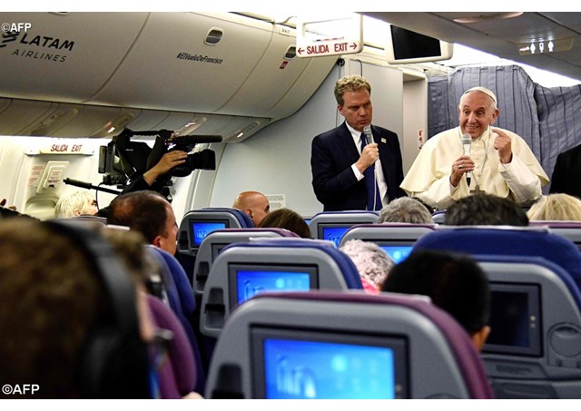البابا يعقد مؤتمرًا صحفيًا على متن الطائرة في طريق عودته إلى روما